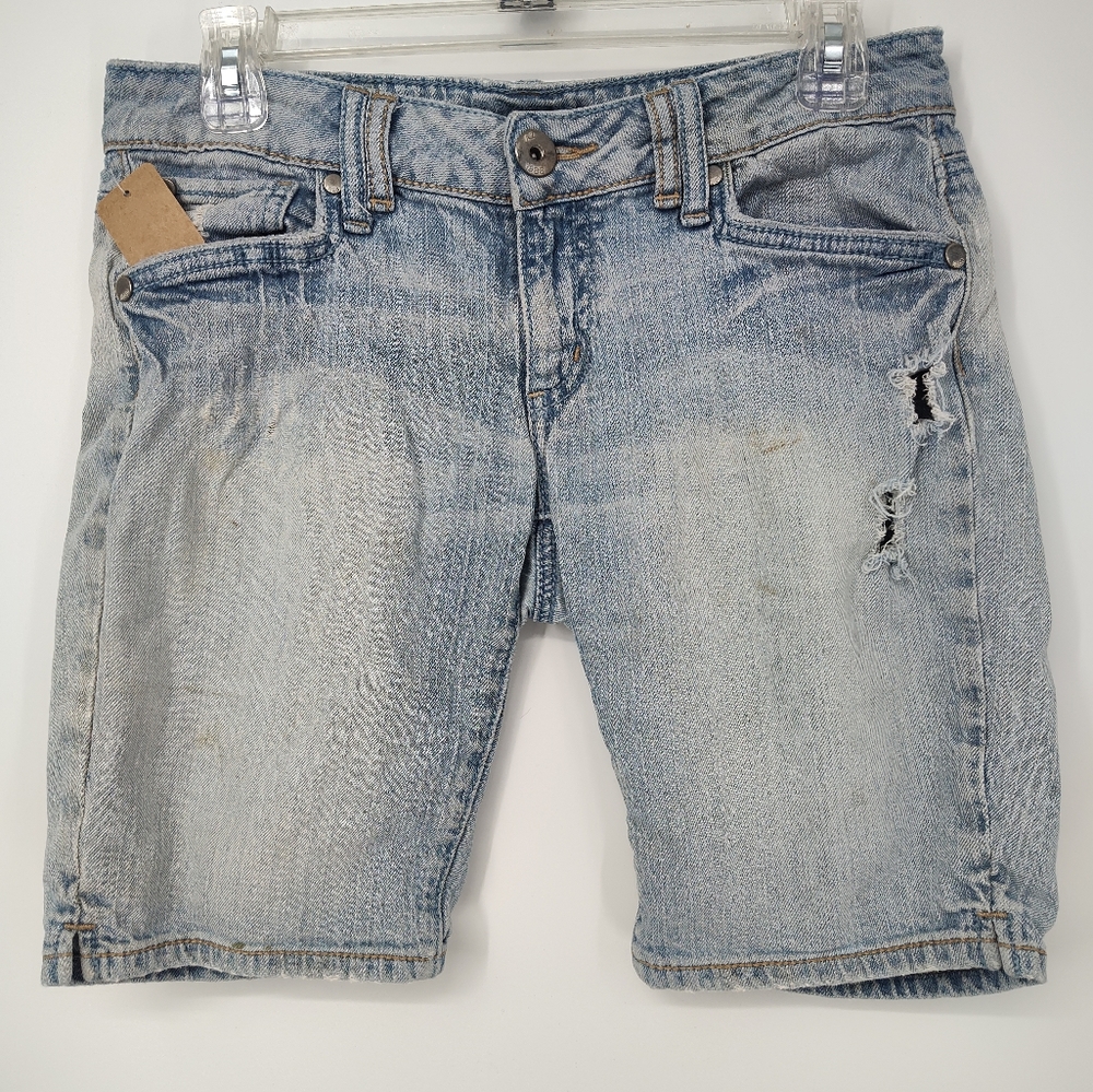 Arizona Jean Company Light Blue Distressed Low Rise Jean Shorts Size Women's 3